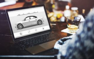 Online Autokauf auf Laptop